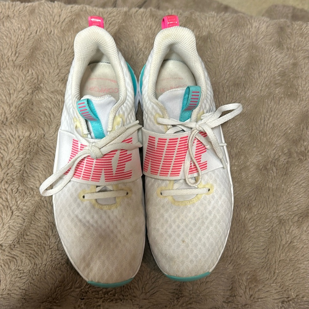 Nike woman’s 8.5 comfort slip on sneakers